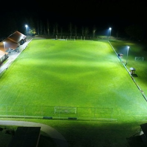 Kunstrasen und LED - Lichtmast für unseren Soccercourt