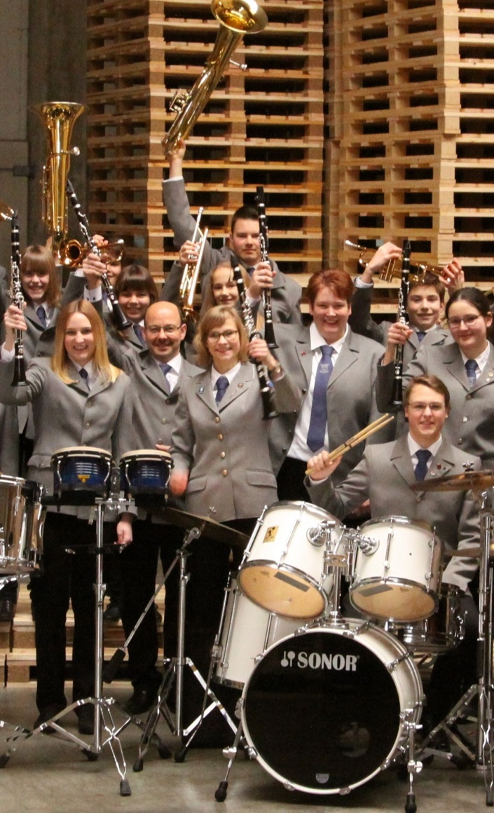 Neue Uniformen für den Musikverein Niedereimer