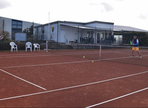 Flutlicht für ganzjährige Tennisplätze