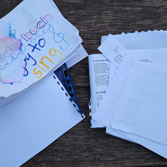 Neue Liederbücher fürs Ferienlager St. Franziskus
