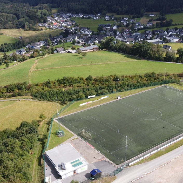 Gemeinsam nachhaltig - LED-Flutlichtanlage am Bergley in Brachthausen