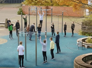 Stadtwerke: Fit a. d. Vikilu-Schulhof–gemeinsam zur Calisthenics-Anlag