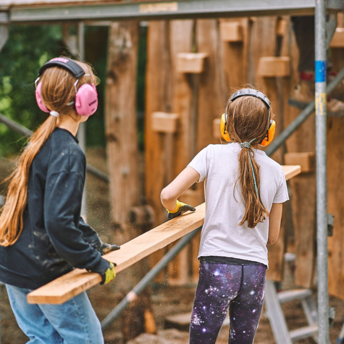 Ein Dorf für die Unterstufe – Kinder bauen ihr Spielhaus selbst!