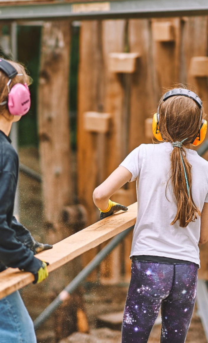 Ein Dorf für die Unterstufe – Kinder bauen ihr Spielhaus selbst!