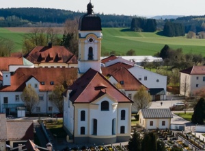 Neugestaltung Eingangsportal Hofmarkkirche Schönbrunn