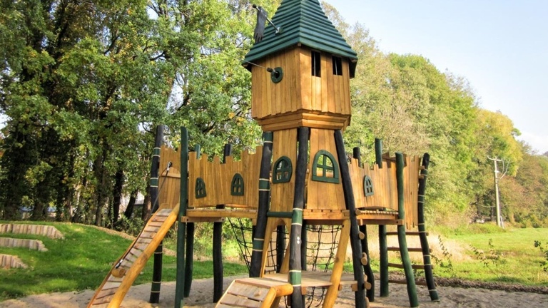 Eine neue Burg für unseren Spielplatz im "Stempes" - (Hans-Sachs-Str.)