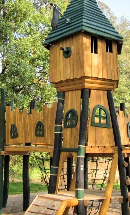 Eine neue Burg für unseren Spielplatz im "Stempes" - (Hans-Sachs-Str.)