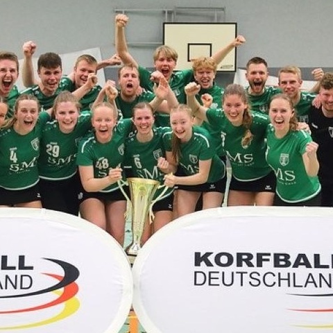 Neue Trikots für die aktiven Korfballer des TuS Schildgen