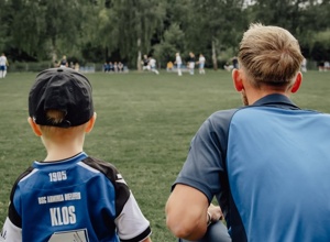 "Und wie schützt du Dich vor der Sonne?" "Bitte 2 x Spielerkabine"