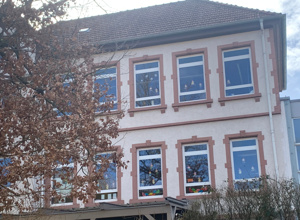Sitzmöglichkeiten als Ruheoasen auf dem Schulhof