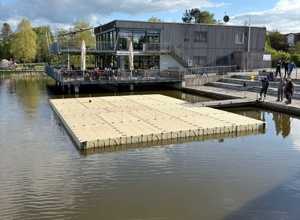 Schwimmende Bühne für unvergessliche Momente