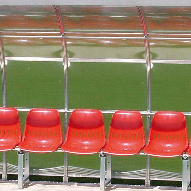 Überdachte Spieler - Trainerbänke