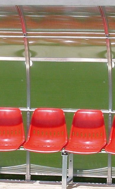 Überdachte Spieler - Trainerbänke