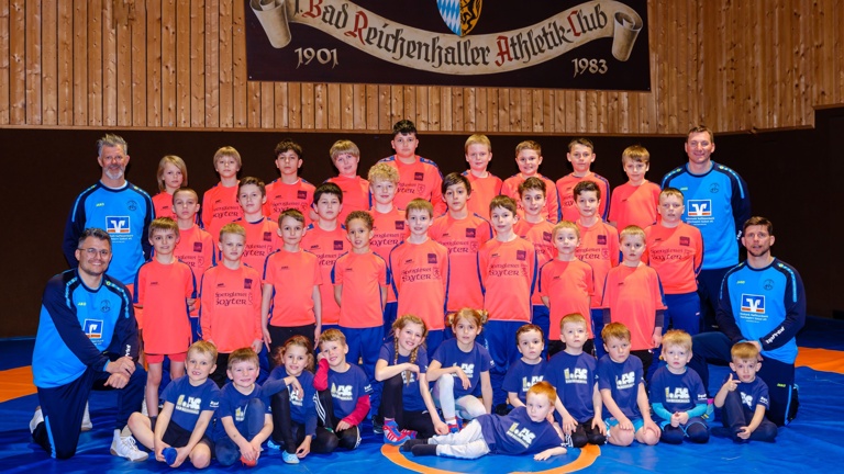 Gemeinsam stark - neue Trainingsanzüge für unser Team!