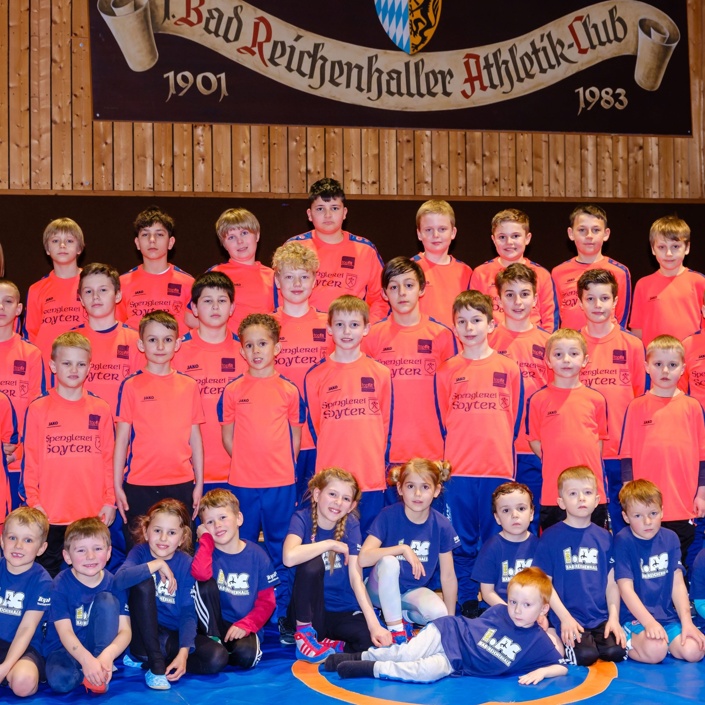 Gemeinsam stark - neue Trainingsanzüge für unser Team!