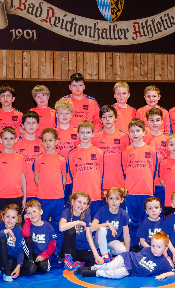 Gemeinsam stark - neue Trainingsanzüge für unser Team!