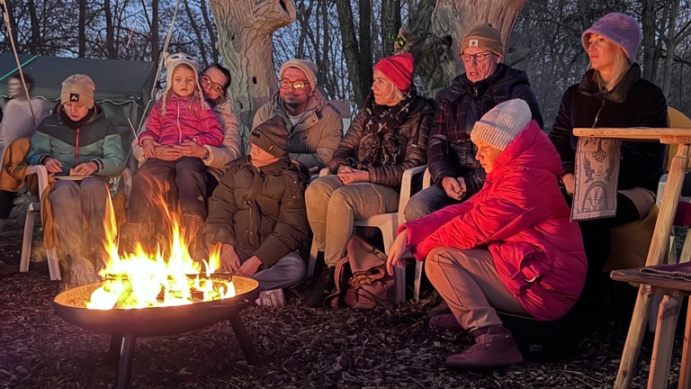 Outdoorküche mit überdachten Sitzplätzen auf FRITZIS Abenteuerland