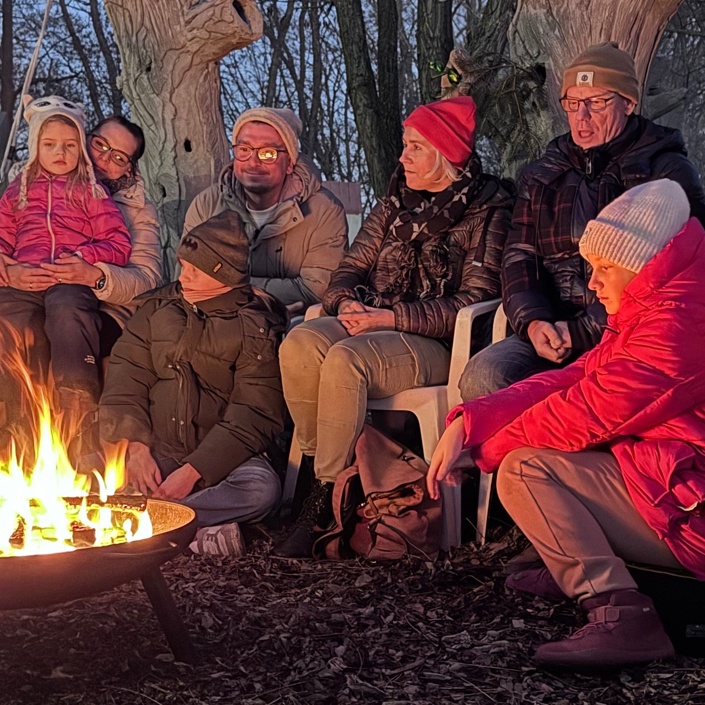 Outdoorküche mit überdachten Sitzplätzen auf FRITZIS Abenteuerland