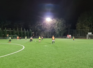 Sport-Ausrüstung für die D-Jugendfußballer des SSC Dodesheide