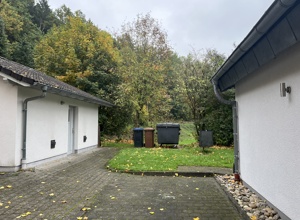 Raus aus dem Regen unters Carport: Unser Anhänger soll trocken stehen