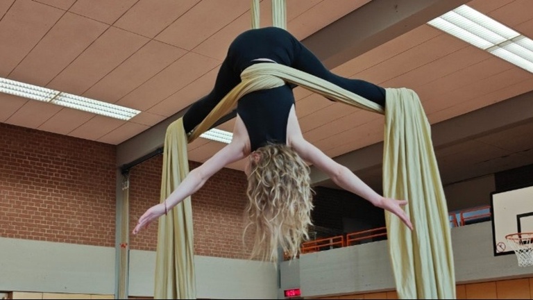 Bodenturnmatte und Trapez für das Kinderturnen und die Kinderakrobatik