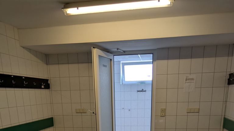 Renovierung der Umkleidekabinen inkl. der sanitären Einrichtungen