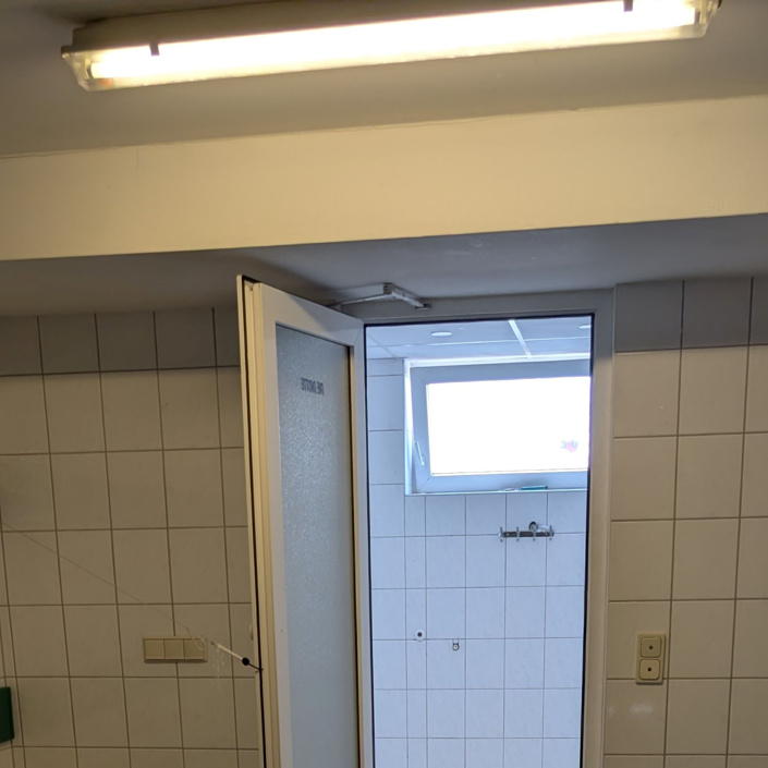 Renovierung der Umkleidekabinen inkl. der sanitären Einrichtungen
