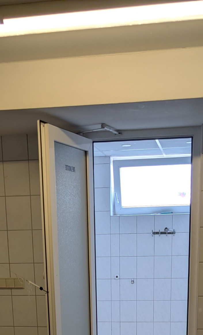 Renovierung der Umkleidekabinen inkl. der sanitären Einrichtungen