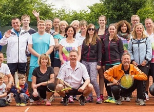 Ballmaschine mit Tennistrainings- und spielmaterialien