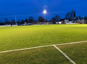 Das Hauptfeld des SV Hammerschmiede strahlt im neuen LED Flutlicht