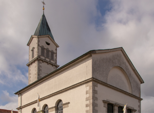 Zwei Turmuhren am Turm von St. Josef in Rottenbauer