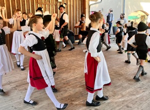 Neue Trachten für die Kindergruppe