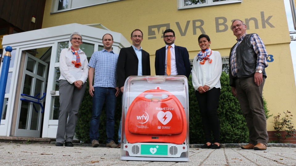 Der Defibrillator ist montiert! Rote Karte für den Herztod! Viele