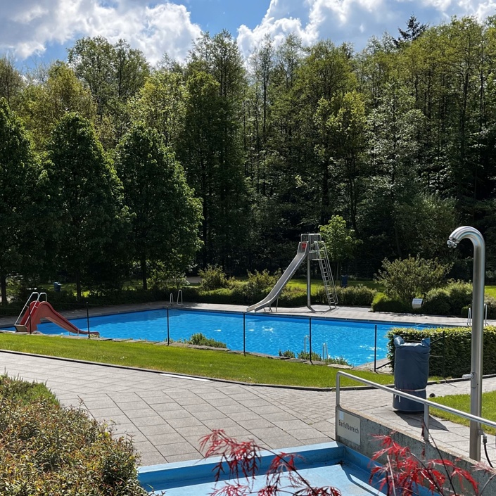 Neues Duschhaus für das Waldfreibad Much