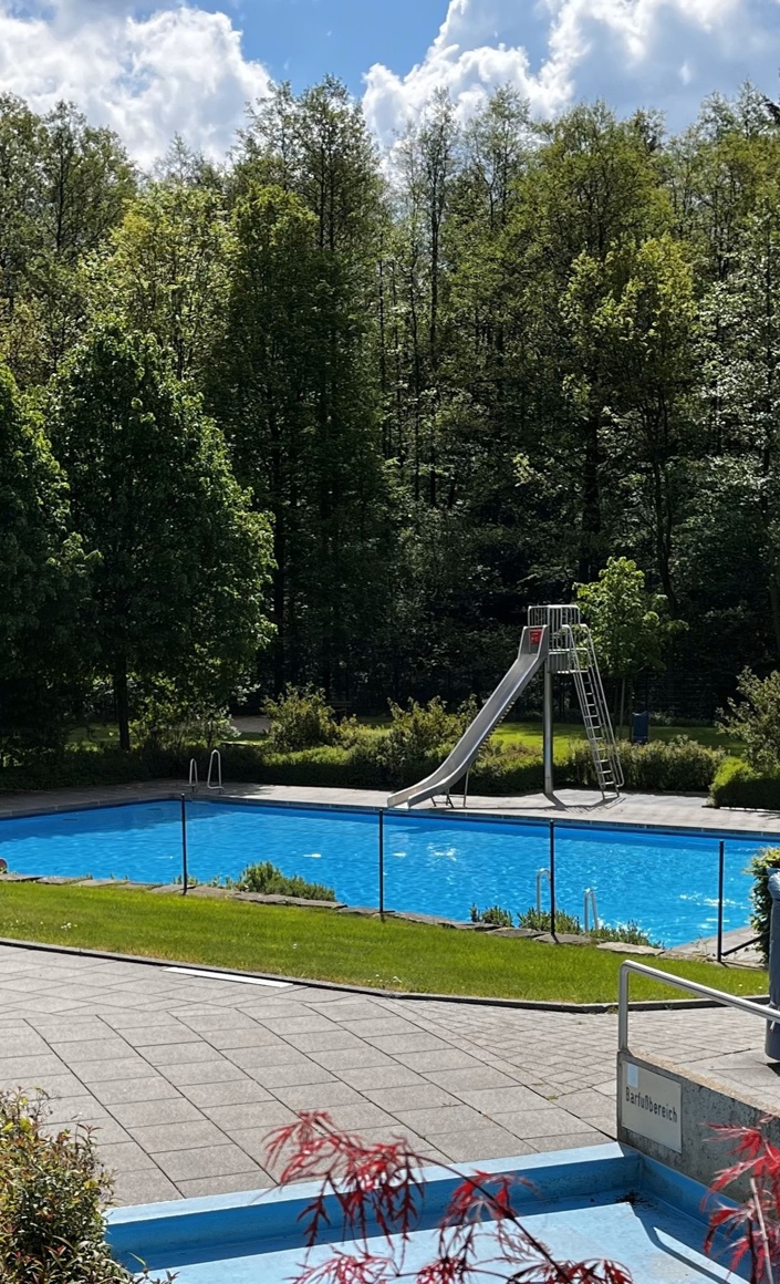 Neues Duschhaus für das Waldfreibad Much