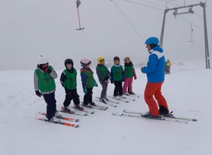 Neue Skianzüge für die DJK Pressath Skiabteilung