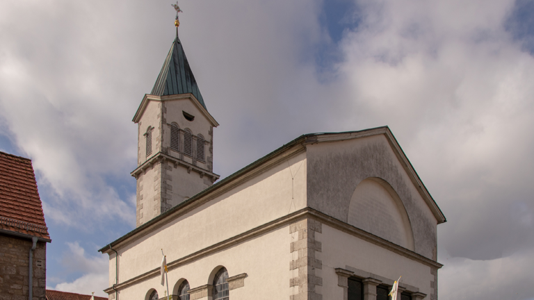 Zwei Turmuhren am Turm von St. Josef in Rottenbauer