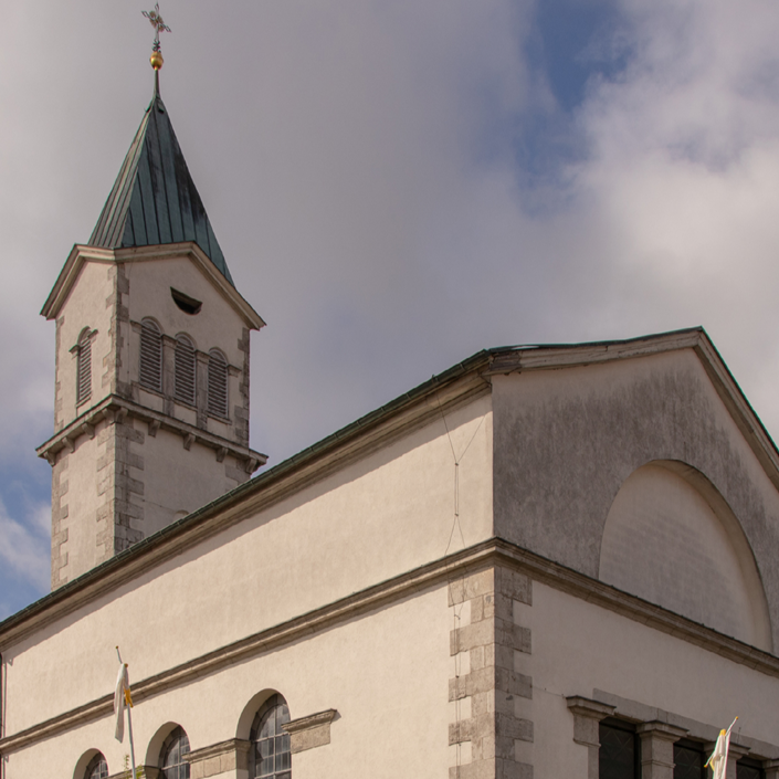 Zwei Turmuhren am Turm von St. Josef in Rottenbauer