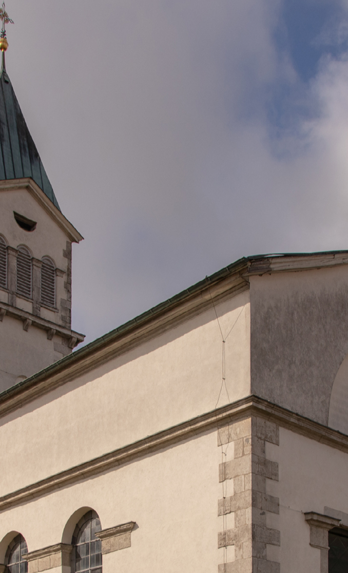 Zwei Turmuhren am Turm von St. Josef in Rottenbauer