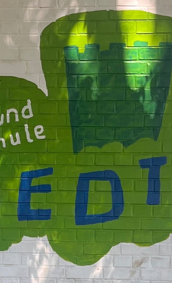 Multifunktionssportfeld auf dem Schulhof der Grundschule in Oedt