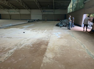 Wasserschäden am Hallenboden beheben