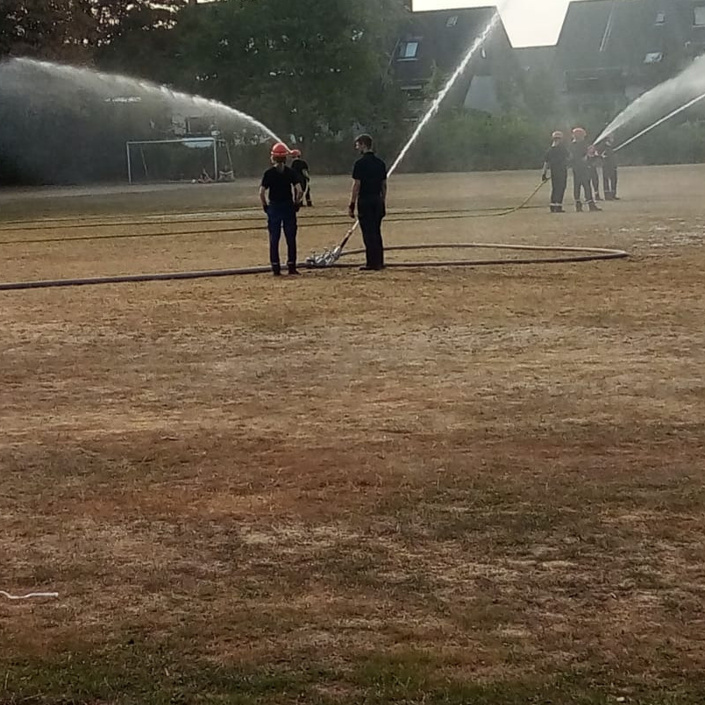 Wasser für den Erhalt des Trainingsrasens - SC Wacker Dinslaken