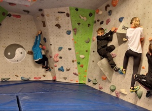 Neue Matten für den Boulderraum der JDAV Nördlingen