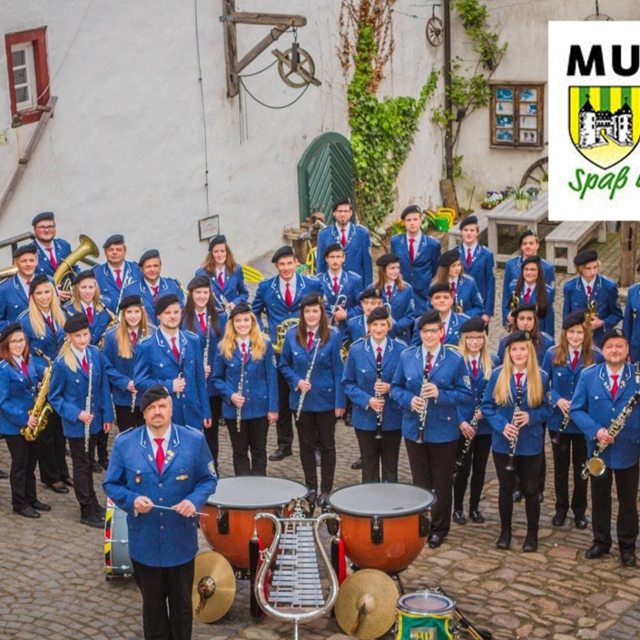 Neue Regenjacken für den Musikverein Bilstein