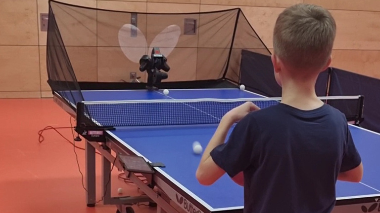 Roboter für das Nachwuchs-Tischtennistraining in Konz