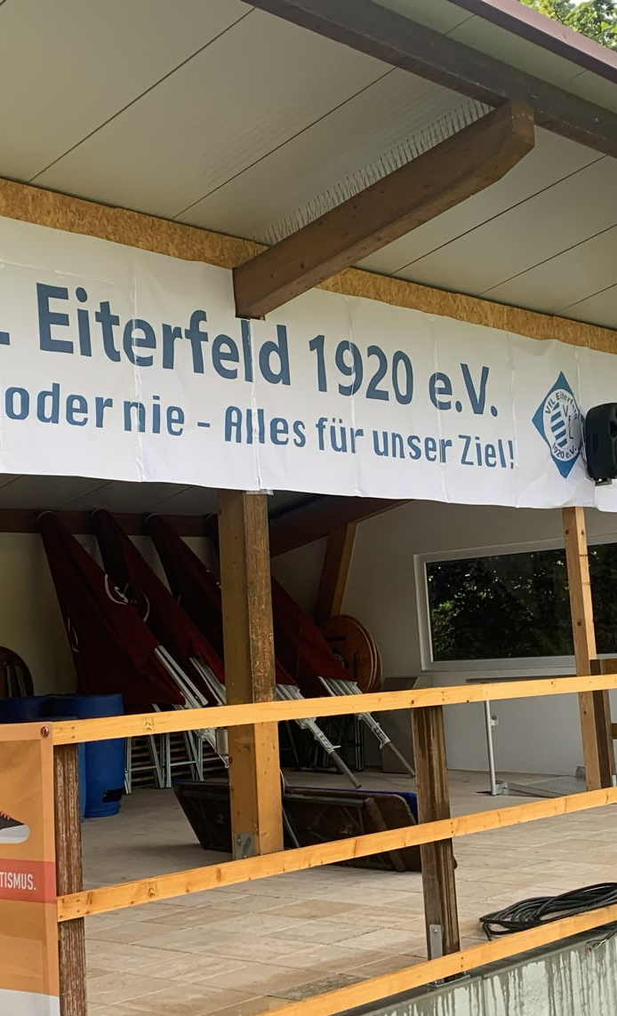 Wettergeschützte Tribüne für alle Sportgruppen