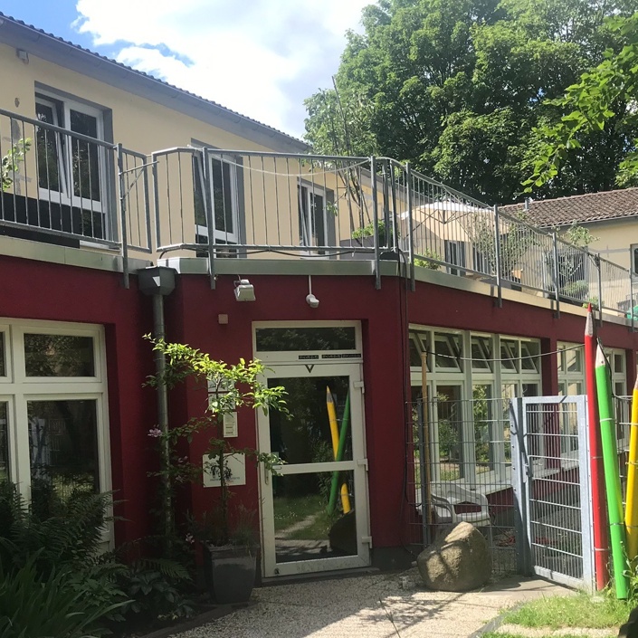 naturnahes Außengelände Kita St. Elisabeth - Rutschenhügel