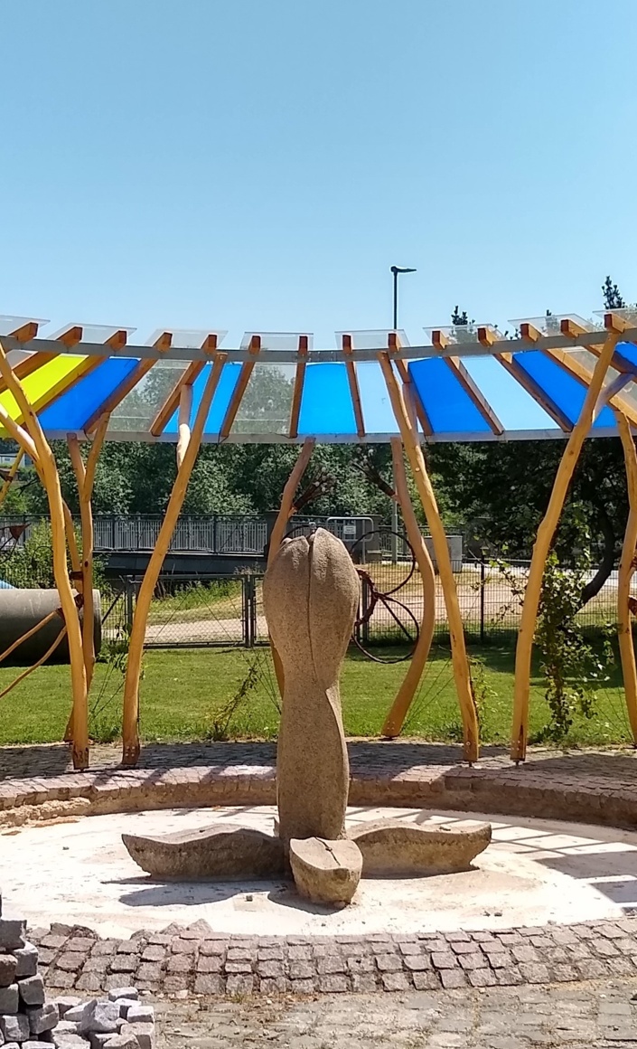 Brunnen am Dorfmittelpunktplatz Ober-Ofleiden