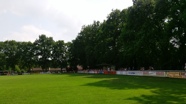 Neuer Fußballplatz mit LED Flutlichtanlage