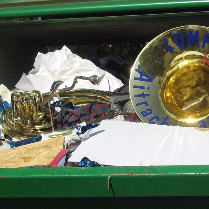 Neue Sousaphone für die Lumpenkapelle Aitrach